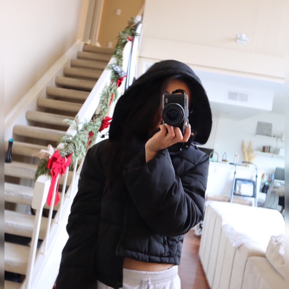 alo yoga black crop puffer